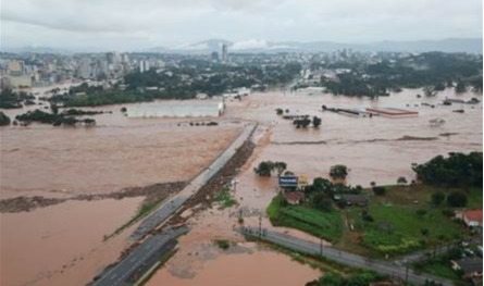 مدن معزولة وكوارث كبيرة.. حصيلة الفيضانات في البرازيل تتجاوز 50 قتيلا (فيديو)