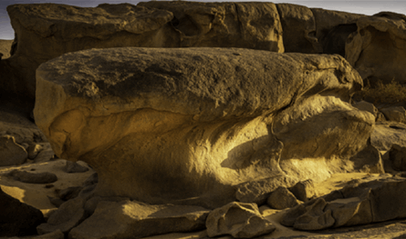 لا يوجد أي تفسير.. في عزّ الحرارة سعودي يرصد صخرة باردة تحت أشعة الشمس (فيديو)