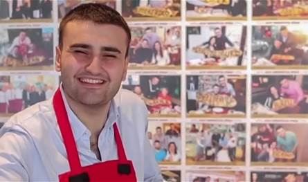 خسر مطاعمه… الشيف الشهير بوراك يُقاضي والده فما الذي جرى بينهما؟ (فيديو) خسر مطاعمه… الشيف الشهير بوراك يُقاضي والده فما الذي جرى بينهما؟ (فيديو)