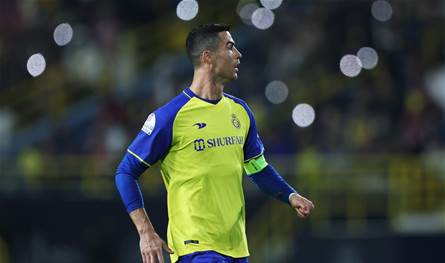 رونالدو يلبّي طلب مشجع اقتحم مباراة بنفيكا.. شاهد ما فعله رونالدو يلبّي طلب مشجع اقتحم مباراة بنفيكا.. شاهد ما فعله