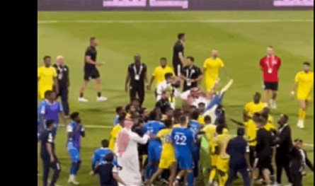 اشتباك بالأيدي بين نجمي النصر والهلال (فيديو) اشتباك بالأيدي بين نجمي النصر والهلال (فيديو)