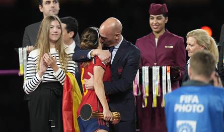بعد تقبيله لاعبة المنتخب.. هل أصبحت إقالة رئيس الاتحاد الإسباني لكرة القدم مسألة وقت؟! بعد تقبيله لاعبة المنتخب.. هل أصبحت إقالة رئيس الاتحاد الإسباني لكرة القدم مسألة وقت؟!