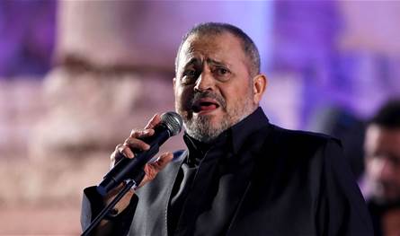 بسبب شعره.. جورج وسوف يضع ناصيف زيتون بموقف محرج شاهدوا ماذا جرى بينهما (فيديو) بسبب شعره.. جورج وسوف يضع ناصيف زيتون بموقف محرج شاهدوا ماذا جرى بينهما (فيديو)