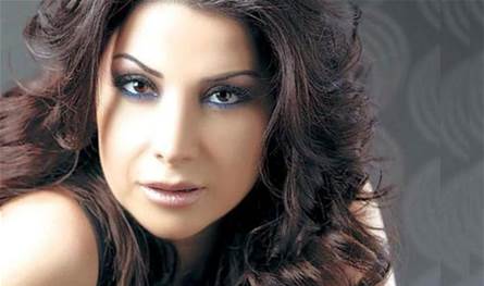 بعد سنوات من الاعتزال وانفصالها عن زوجها.. ألين خلف تعود للغناء بعد سنوات من الاعتزال وانفصالها عن زوجها.. ألين خلف تعود للغناء