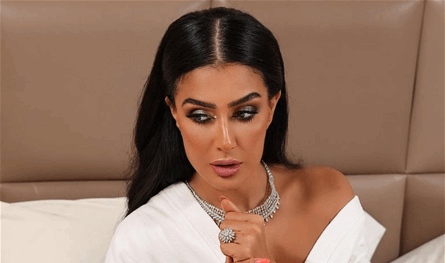 قامت بحركة غير لائقة وظهرت حافية القدمين.. فنانة عربية شهيرة تُثير الجدل هل كانت بحالة سكر؟ (فيديو) قامت بحركة غير لائقة وظهرت حافية القدمين.. فنانة عربية شهيرة تُثير الجدل هل كانت بحالة سكر؟ (فيديو)