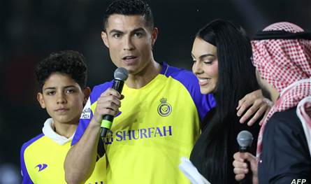 بقميص نادي النصر.. جورجينا تشجع حبيبها كريستيانو رونالدو في الملعب (صور) بقميص نادي النصر.. جورجينا تشجع حبيبها كريستيانو رونالدو في الملعب (صور)