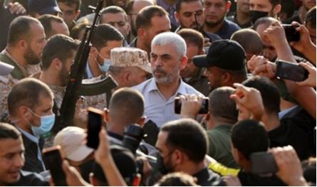 خفايا عن قائد حماس.. تفاصيل مثيرة عن نظرية السنوار التي قادت حرب غزّة! خفايا عن قائد حماس.. تفاصيل مثيرة عن نظرية السنوار التي قادت حرب غزّة!