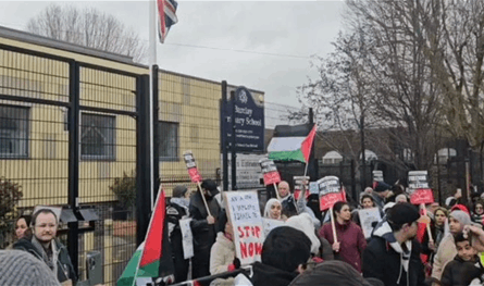 بسبب علم فلسطيني… اتهامات لمدرسة بريطانية بـمضايقة تلميذ وتظاهرة على أبوابها بسبب علم فلسطيني… اتهامات لمدرسة بريطانية بـمضايقة تلميذ وتظاهرة على أبوابها