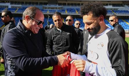 محمد صلاح يقدم قميص المنتخب إلى السيسي محمد صلاح يقدم قميص المنتخب إلى السيسي