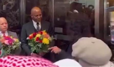 مناصرون لفلسطين قدموا الورود لوفد جنوب إفريقيا أمام المحكمة الجنائية الدولية مناصرون لفلسطين قدموا الورود لوفد جنوب إفريقيا أمام المحكمة الجنائية الدولية