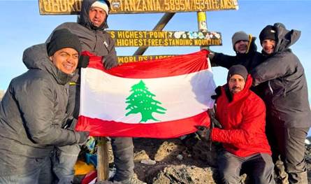 انجاز جديد بتوقيع شبابي... العلم اللبناني على قمة جبل كليمنجارو (صور)