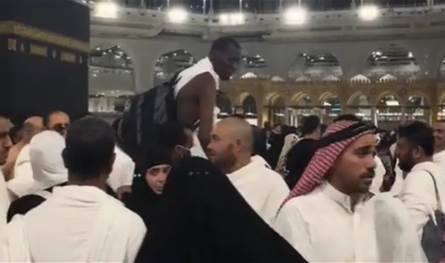 فيديو يغزو مواقع التواصل.. رجل فارع الطول في المسجد الحرام