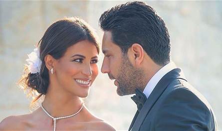 أجواء حبّ بين مُقدّم برامج لبنانيّ وزوجته... قبلته وعانقته أمام الجميع! (صور)