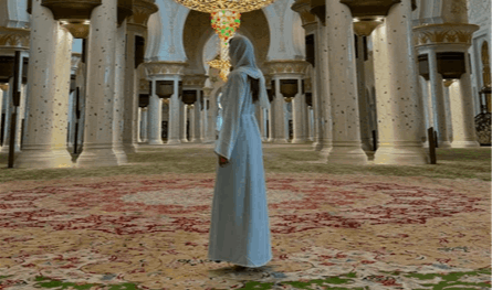 أطلت بالحجاب.. ممثلة لبنانية شهيرة داخل مسجد في الإمارات (صور)