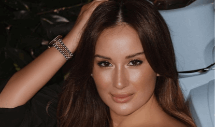 داخل حوض السباحة في منزلها الفخم.. كارين رزق الله بالمايوه تستمتع بوقتها (صور)