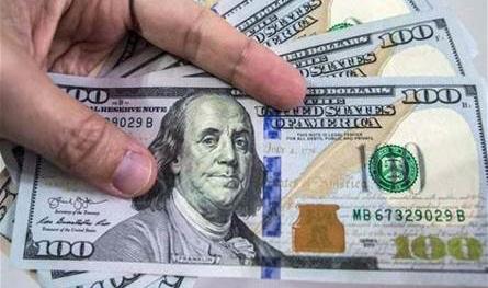 الدولار ينخفض.. كم بلغ سعره في السوق السوداء مساء اليوم؟