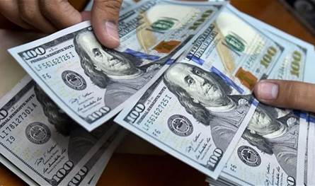 سعر الدولار يحافظ على ارتفاعه.. كم بلغ في السوق السوداء مساء اليوم؟