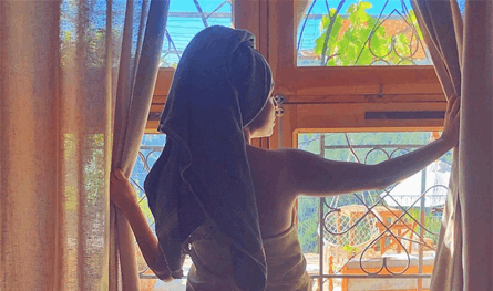 ممثلة لبنانية تنشر صورة جريئة جداً.. ظهرت شبه عارية بهدف نشر التوعية!