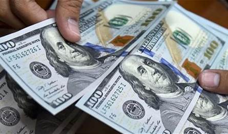 بعد تراجعه أمس.. كيف افتتح سعر الدولار في السوق السوداء؟ 
