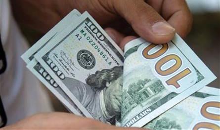 الدولار يتراجع في السوق السوداء.. كم بلغ سعره مساء اليوم؟