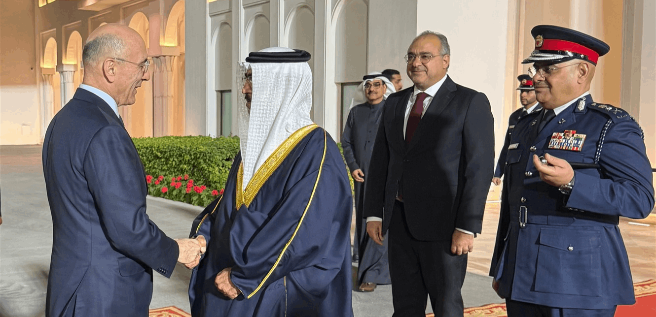 وزير الداخلية يصل إلى البحرين لبحث سبل تطوير التعاون الأمني وتبادل الخبرات