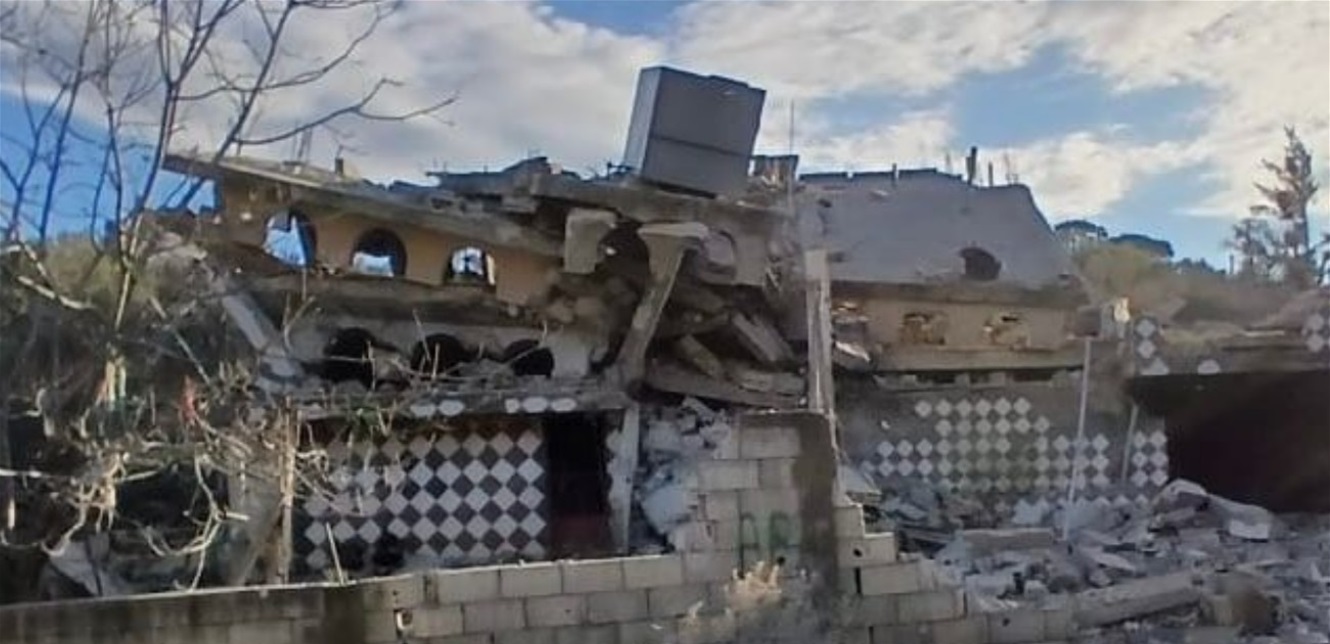 بالصور: القوات الإسرائيلية تتوغل وتفجر منزلين في كفركلا