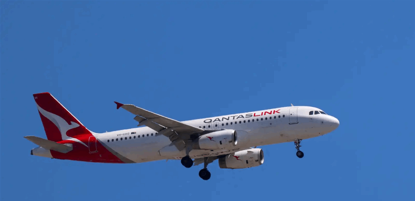 في يوم واحد.. طائرة تعود أدراجها مرتين 