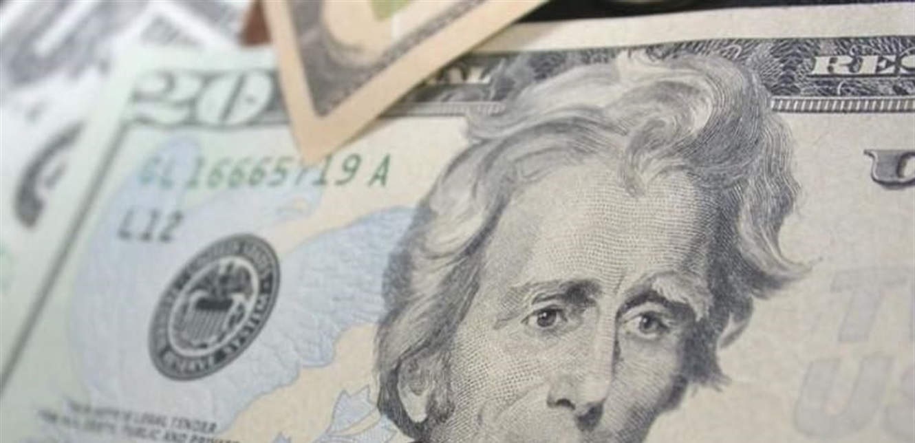 أدنى مستوى في 20 عاماً... ما سبب تراجع الدولار عالميّاً؟