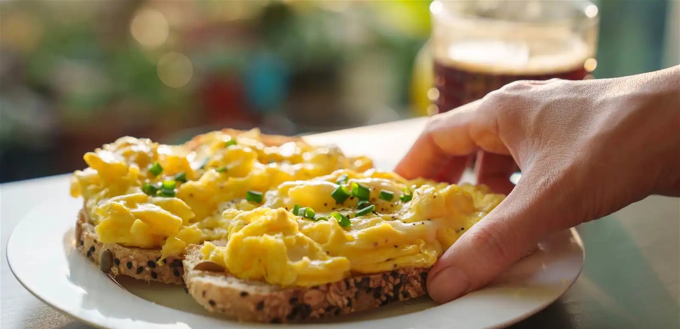 متى يجب أن نتناول البيض؟ دراسة تجيب