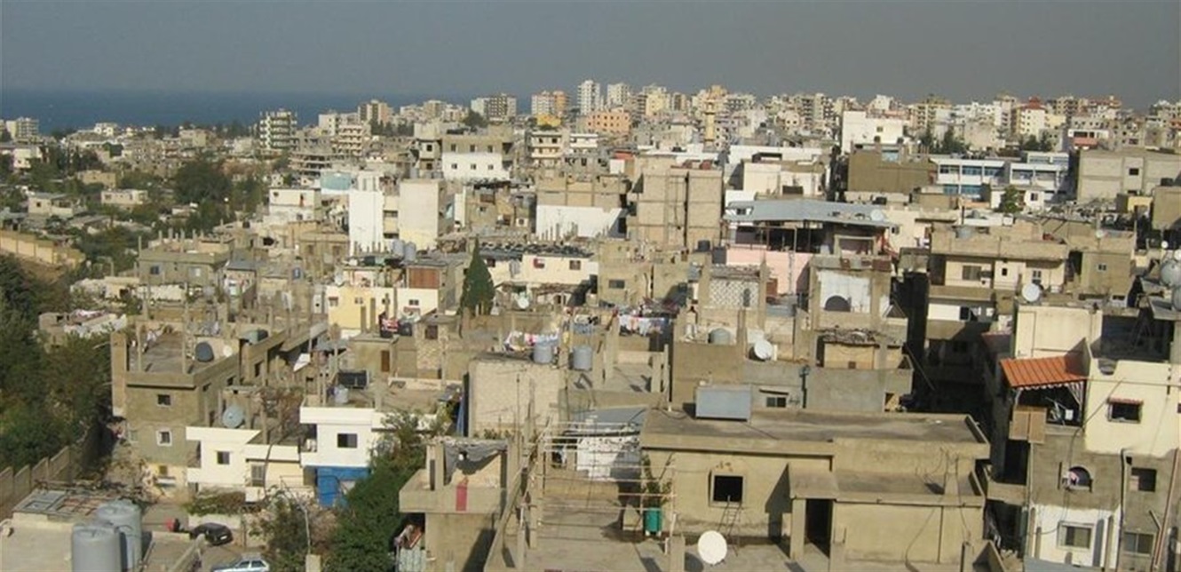 عائلة زيد تنفذ اعتصامًا وقطع طريق في مخيم البداوي للمطالبة بتسليم الجناة