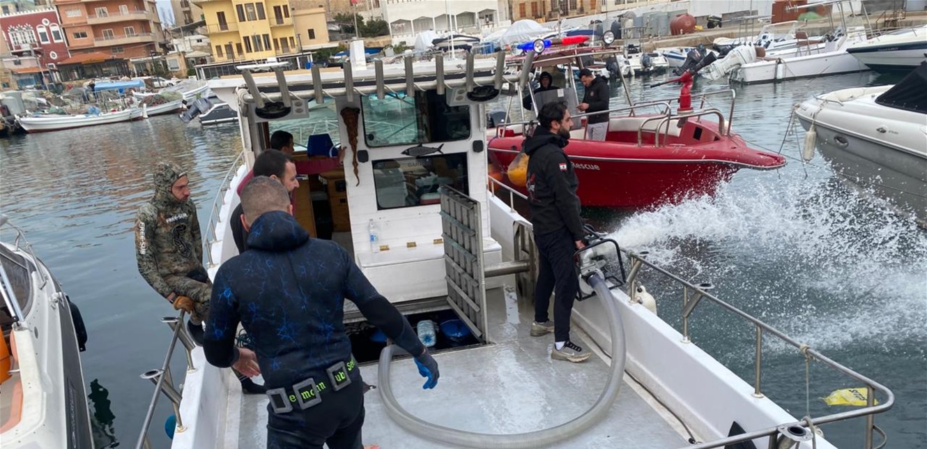 غرق مركب سياحيّ في ميناء صور