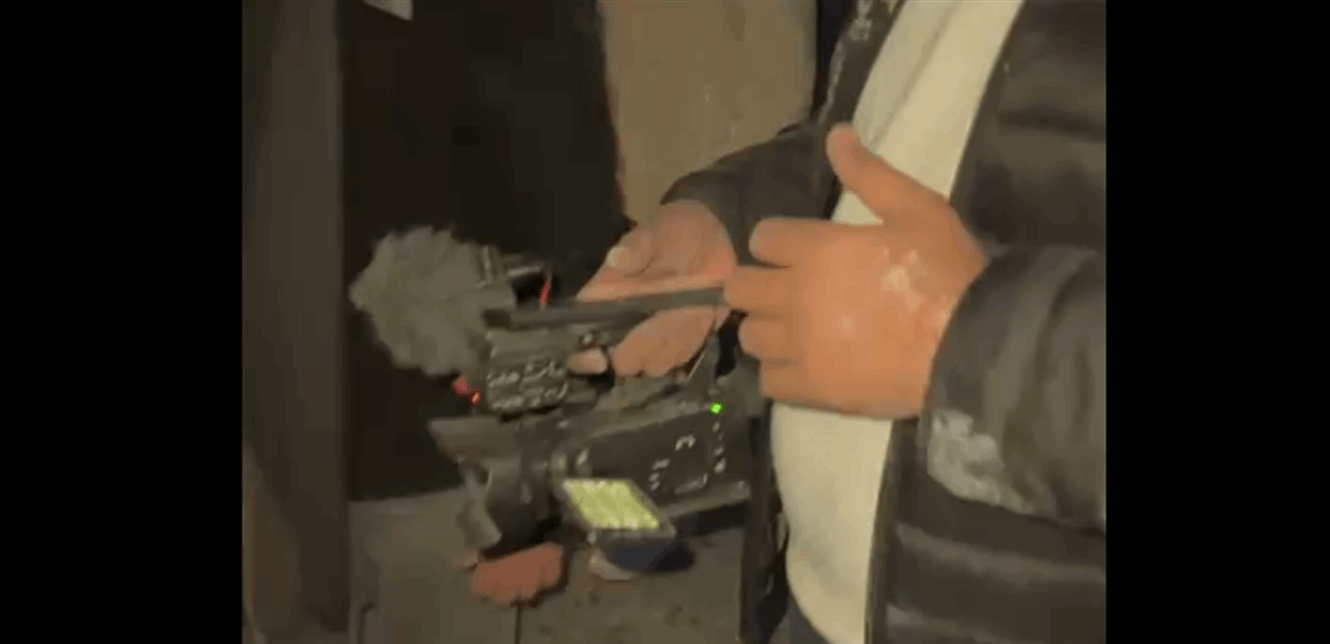 بالفيديو.. شاهدوا لحظة تضرر الصحافيين جراء غارات الجنوب