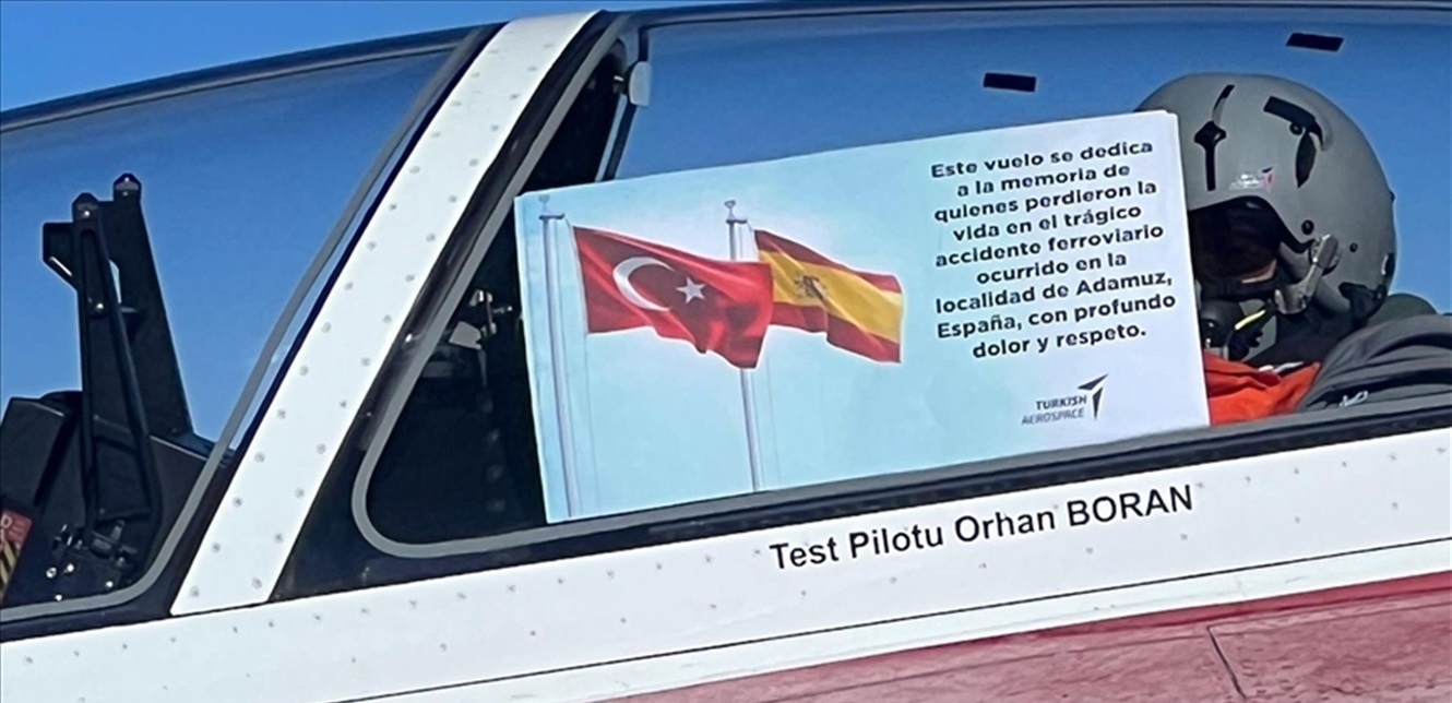 الطائرة التركية حر جيت تحلق لتأبين ضحايا حادث القطار الإسباني