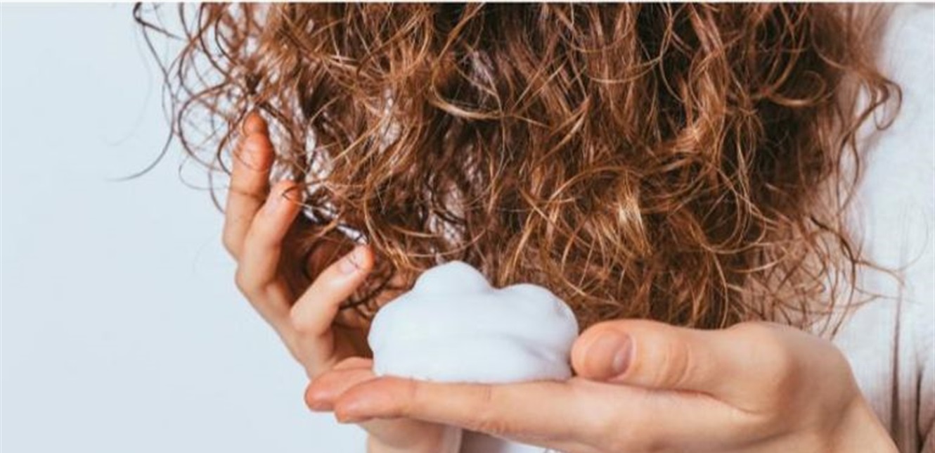 تحذير صحي من رغوات تثبيت الشعر