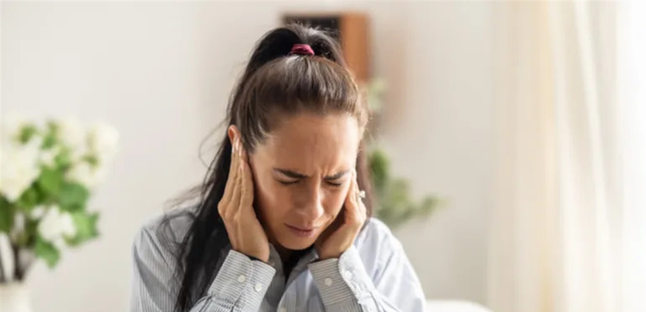 انقطاع الطمث قد يسبب حكة الأذنين…إليك الأسباب والعلاجات