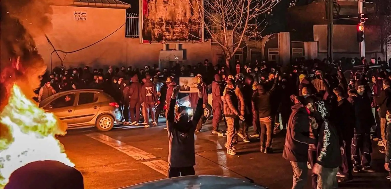 إيران تشنّ عملية أمنية في كرمانشاه وتفكك خلايا مسلحة وتضبط أسلحة