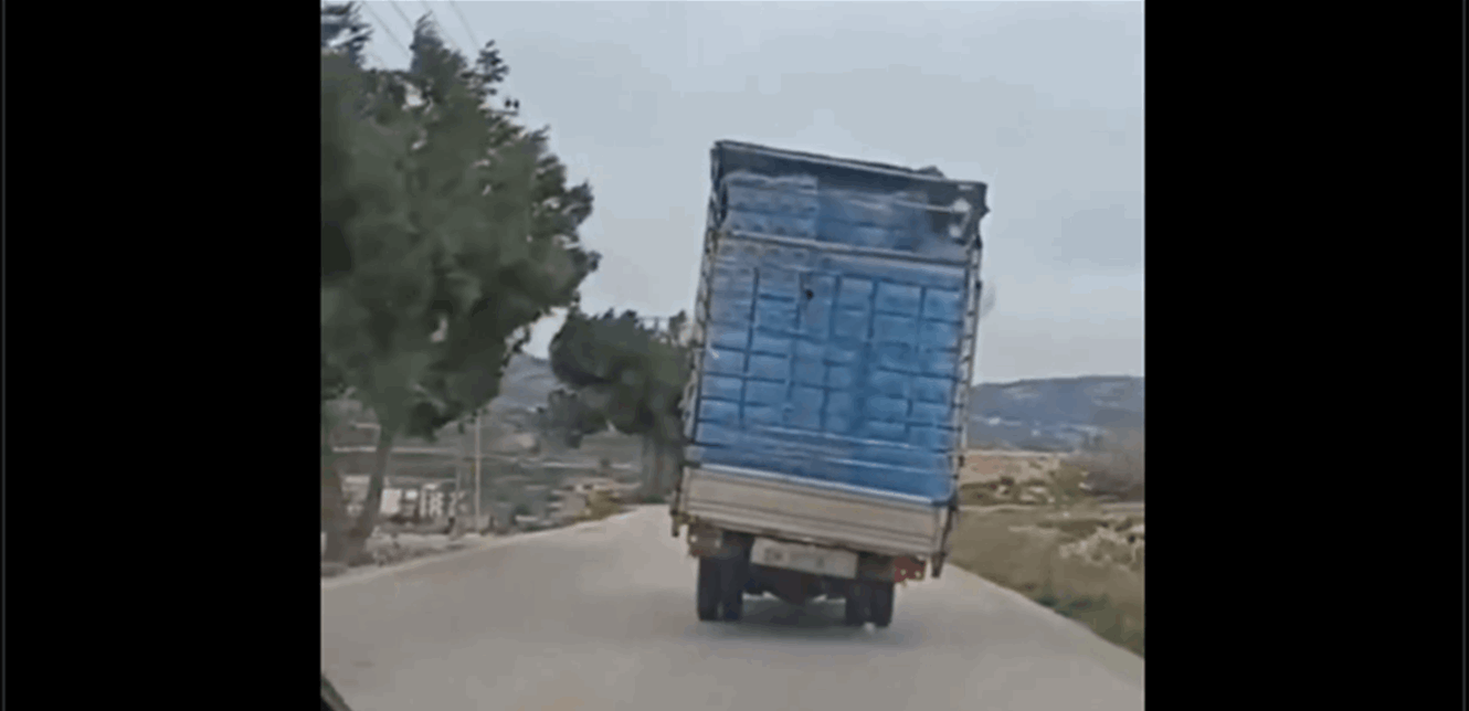 بالفيديو.. شاهدوا لحظة انقلاب شاحنة 