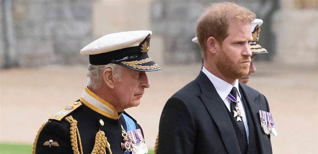 بينهما كيلومترات وجفاء.. الملك تشارلز يغادر لندن دون وداع هاري