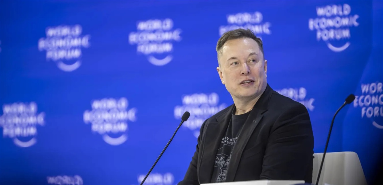 ماسك من دافوس: الذكاء الاصطناعي والطاقة الشمسية محركات النمو الاقتصادي المستقبلي