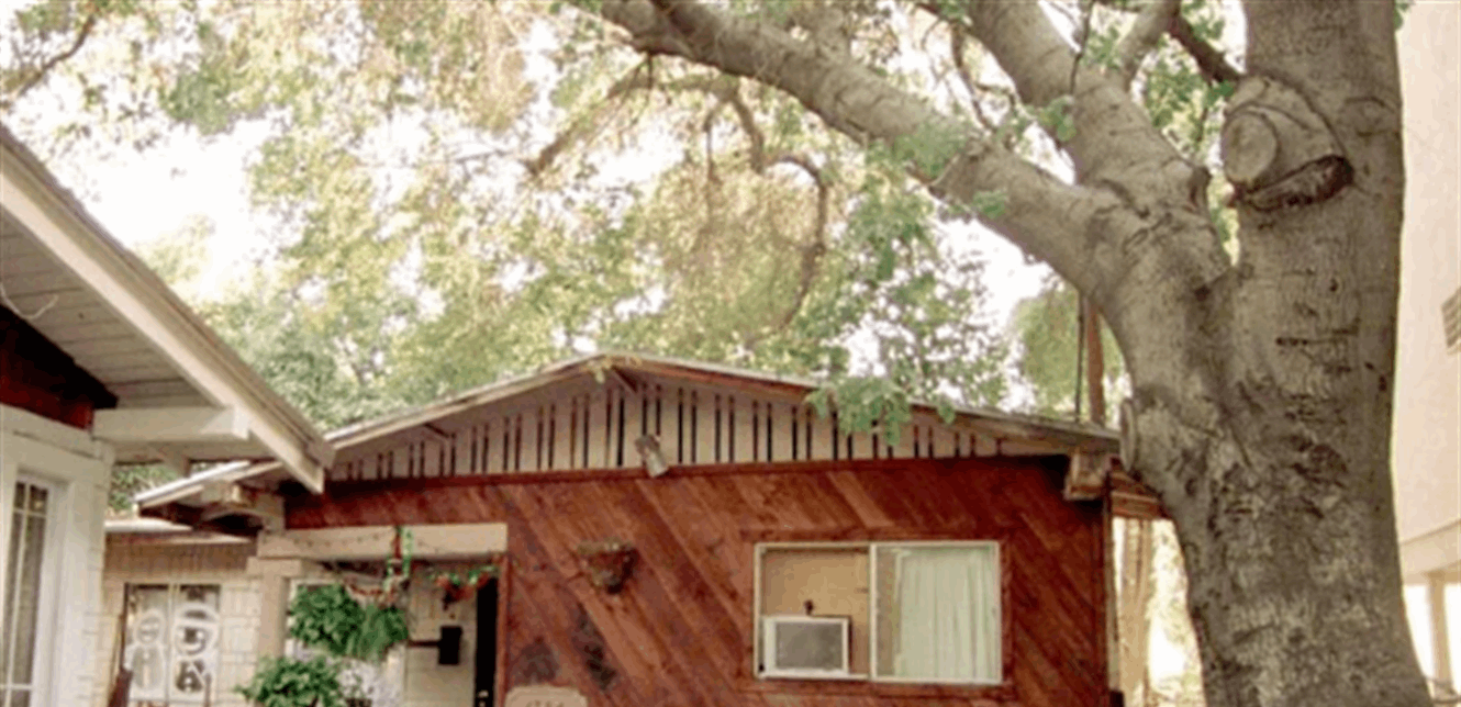 قبل الشهرة والقصور.. شاهدوا أين كان يعيش هؤلاء المشاهير (صور)