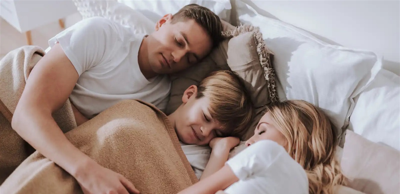 دراسات تبحث في تأثير نوم الطفل في سرير الوالدين