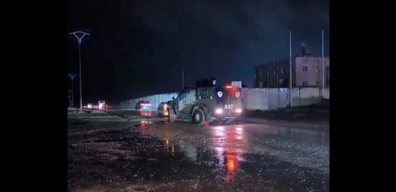 الجيش السوري ينقل عناصر من قسد من سجن في الرقة إلى مدينة عين العرب (فيديو)