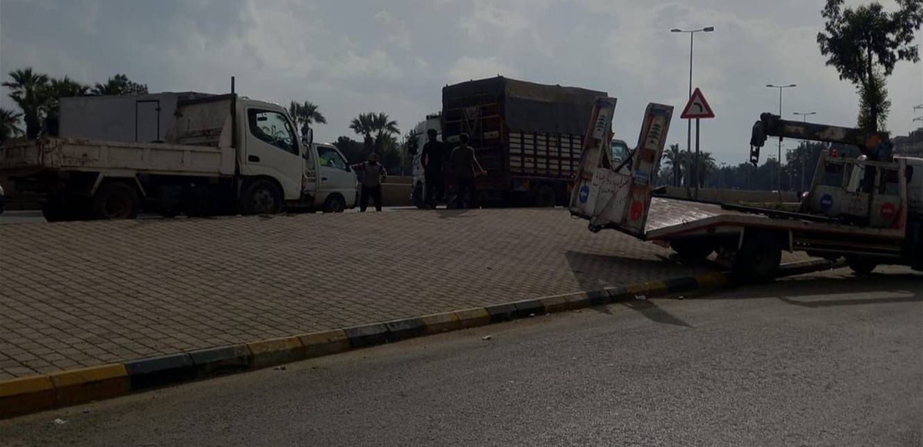 قطع أوتوستراد الميناء باتّجاه بيروت بسبب تعطّل صهريج وتسرّب المازوت