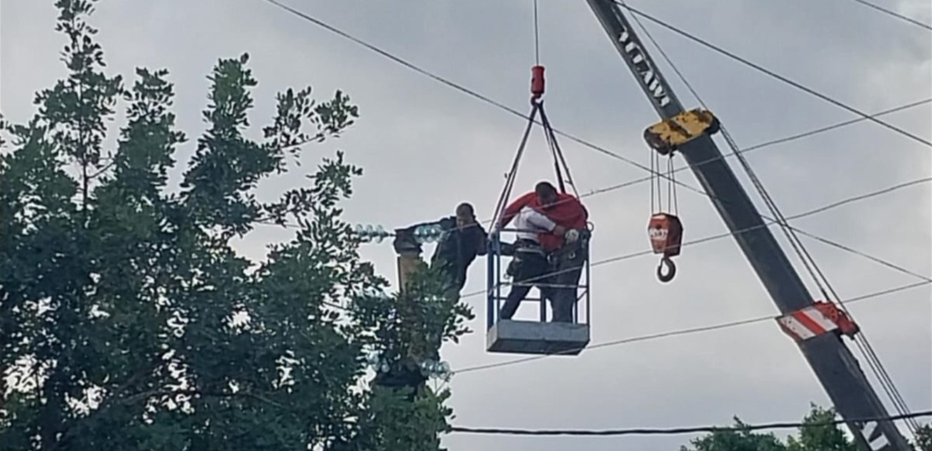 تعرّض لصعقة كهربائيّة خلال عمله... وهذا وضعه الصحيّ