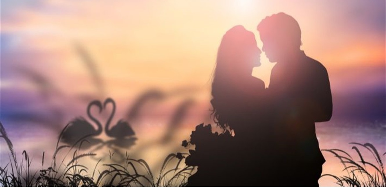 بعد إنفصاله عن زوجته... ممثل عالميّ يعيش قصّة حبّ مع مُخرجة تصغره بـ25 عاماً