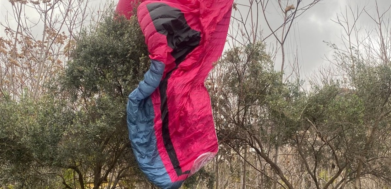 كارثة كادت أنّ تحصل في جونية.. فيديو يُوثّق ما فعله طيارون شراعيّون في الطقس العاصف