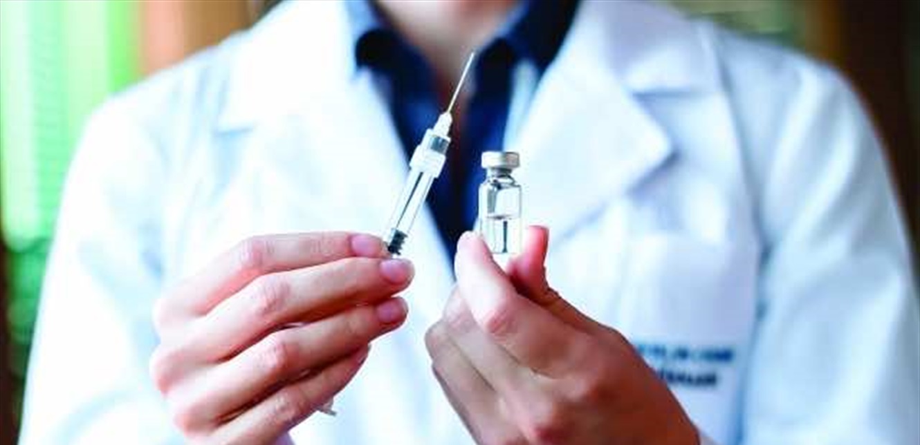 انتحل صفة طبيب لبيع المخدرات داخل عيادته!