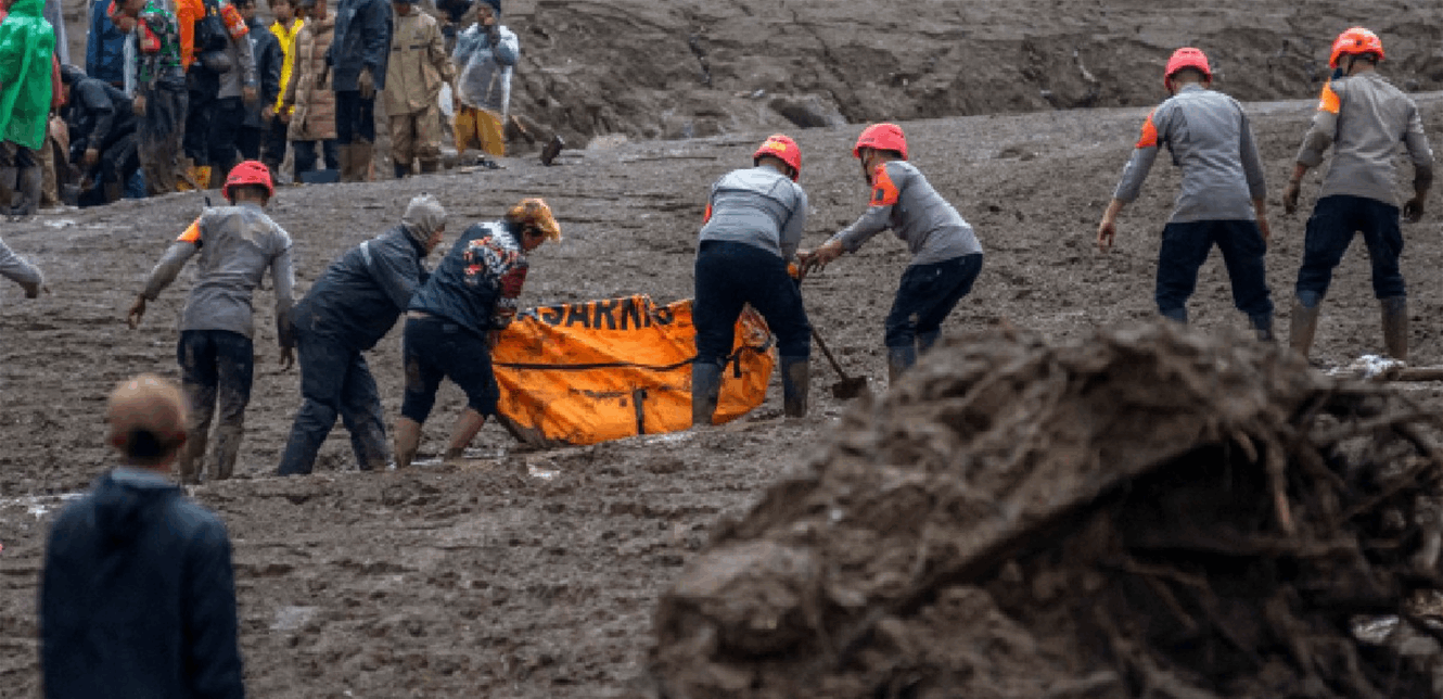انهيار أرضي في إندونيسيا يخلف 10 قتلى,, وفقدان اكثر من 70