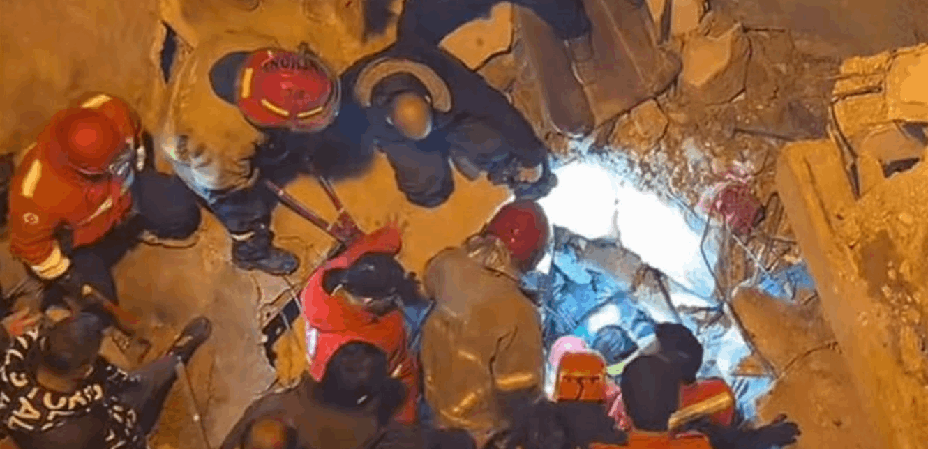 بالفيديو: إنقاذ سيدة وطفلها من تحت ركام مبنى طرابلس المنكوب