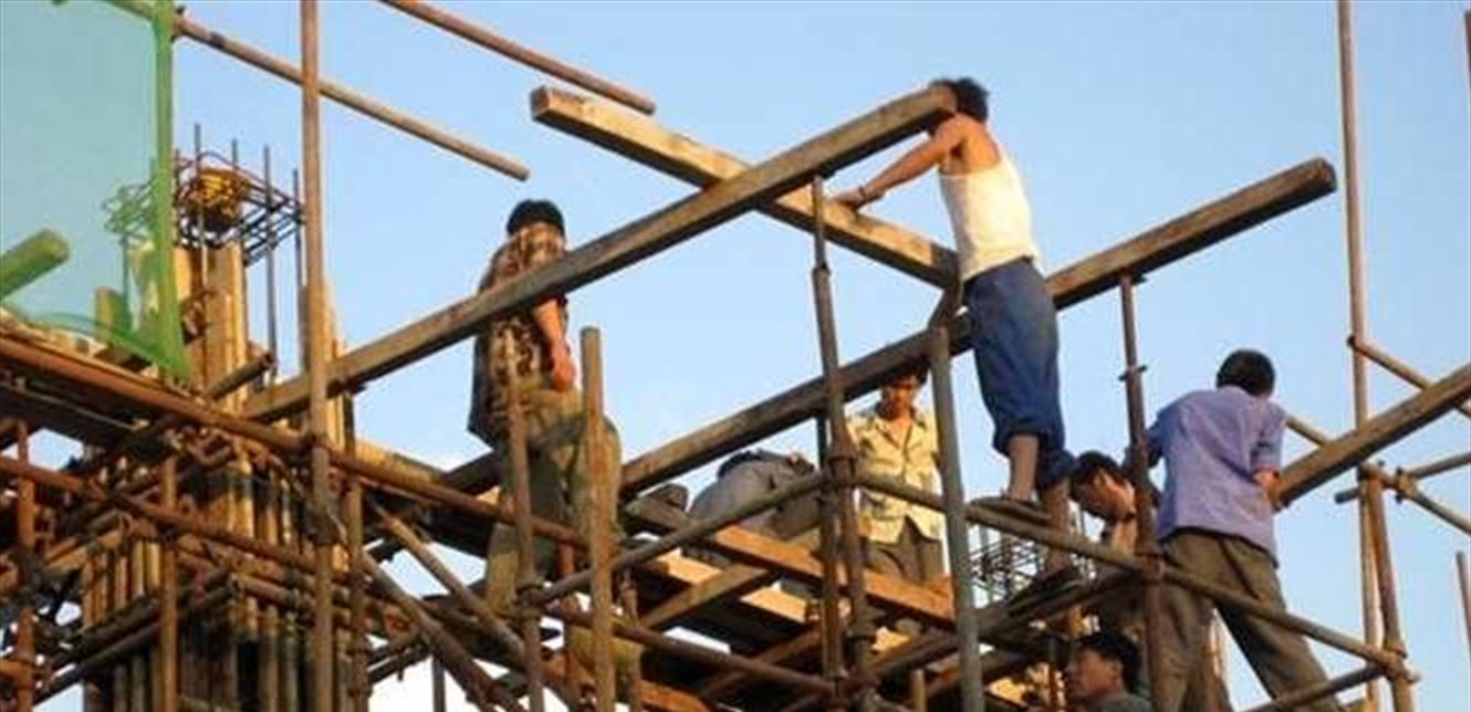 سقوط مفاجئ… عامل يتعرض لإصابات بالغة في مصر